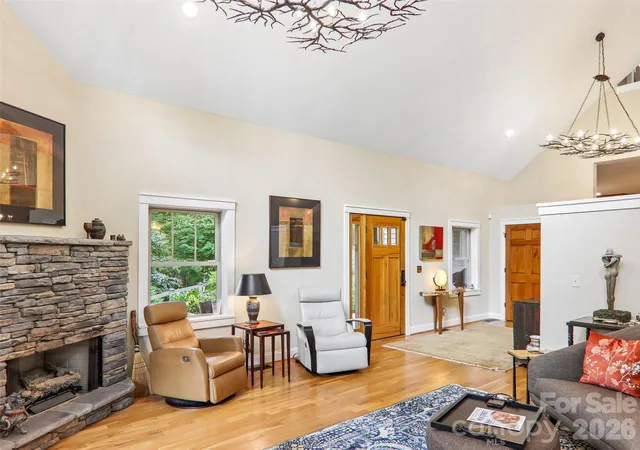Photo 4 of Single family home for sale at 404 Southview Ln, Flat Rock, NC 28731 | MLS# 4425880 | Listing updated on 2026-10-08