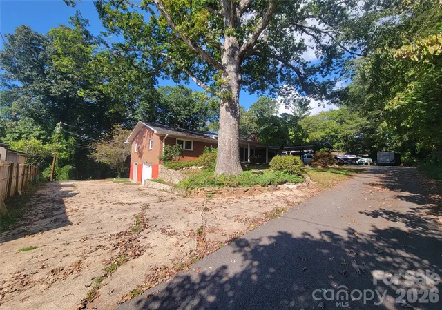 Photo 3 of Single family home for sale at 67 Fairlane Dr, Waynesville, NC 28786 | MLS# 4425897 | Listing updated on 2026-09-29