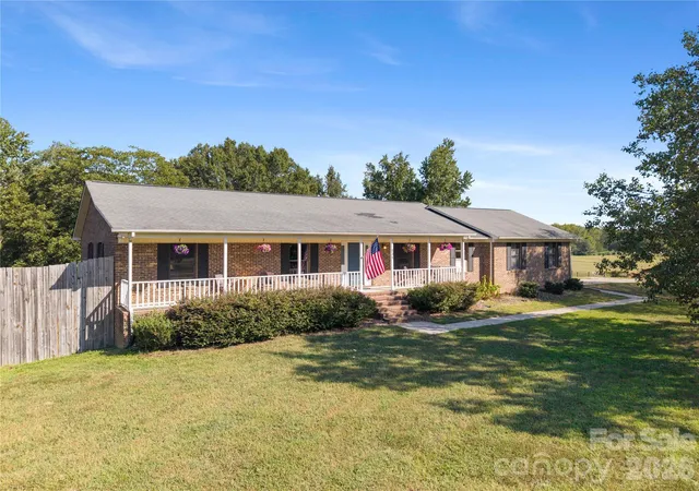 Photo 2 of Single family home for sale at 131 Patrick Rd, Gastonia, NC 28056 | MLS# 4425911 | Listing updated on 2026-09-19