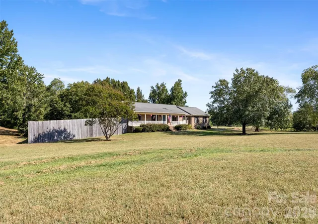 Photo 3 of Single family home for sale at 131 Patrick Rd, Gastonia, NC 28056 | MLS# 4425911 | Listing updated on 2026-09-19