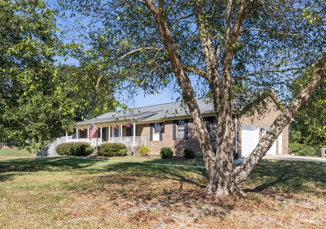 Photo 3 of Single family home for sale at 131 Patrick Rd, Gastonia, NC 28056 | MLS# 4425911 | Listing updated on 2026-09-19