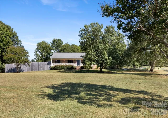 Photo 4 of Single family home for sale at 131 Patrick Rd, Gastonia, NC 28056 | MLS# 4425911 | Listing updated on 2026-09-19