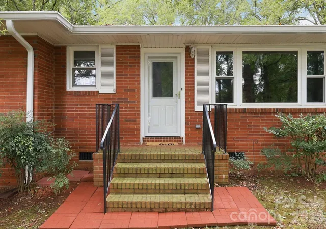 Photo 3 of Single family home for sale at 7029 Linda Lake Dr, Charlotte, NC 28215 | MLS# 4425915 | Listing updated on 2026-10-07