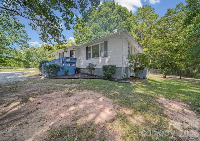 Photo 2 of Single family home for sale at 823 Great Fls Hwy, Chester, SC 29706 | MLS# 4425939 | Listing updated on 2026-09-24