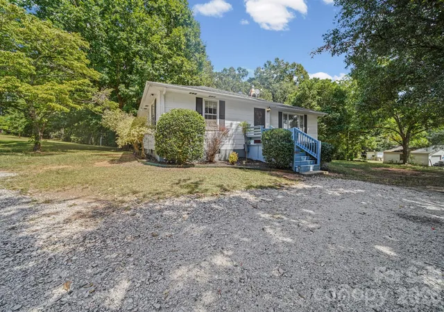 Photo 3 of Single family home for sale at 823 Great Fls Hwy, Chester, SC 29706 | MLS# 4425939 | Listing updated on 2026-09-24