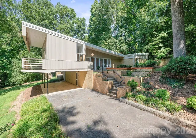 Photo 1 of Single family home for sale at 220 30th Avenue Nw, Hickory, NC 28601 | MLS# 4425984 | Listing updated on 2026-10-02