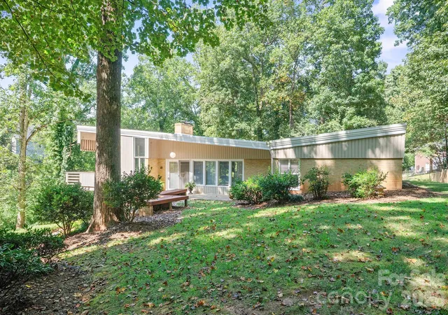 Photo 2 of Single family home for sale at 220 30th Avenue Nw, Hickory, NC 28601 | MLS# 4425984 | Listing updated on 2026-10-02