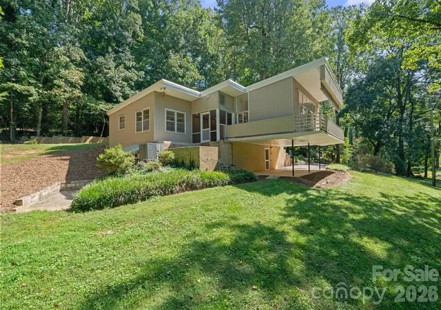 Photo 3 of Single family home for sale at 220 30th Avenue Nw, Hickory, NC 28601 | MLS# 4425984 | Listing updated on 2026-10-02