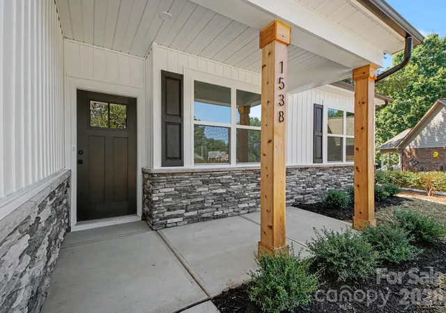 Photo 3 of Single family home for sale at 1538 34th Avenue Ln NE, Hickory, NC 28601 | MLS# 4425993 | Listing updated on 2026-09-21