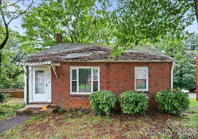 Photo 1 of Single family home for sale at 321 N Bost St, Statesville, NC 28677 | MLS# 4425999 | Listing updated on 2026-09-23