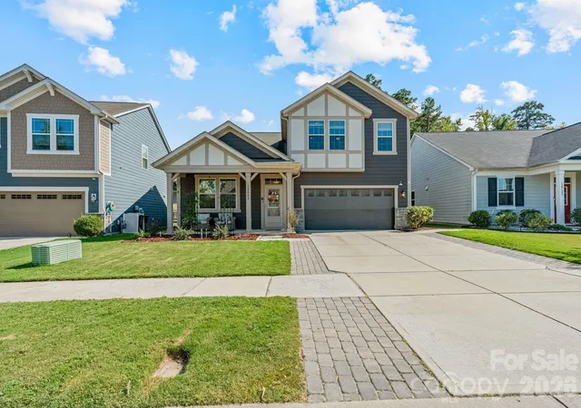 Photo 2 of Single family home for sale at 12804 Heath Grv Dr, Huntersville, NC 28078 | MLS# 4426012 | Listing updated on 2026-10-04