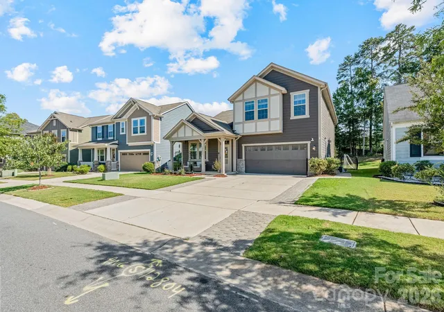 Photo 3 of Single family home for sale at 12804 Heath Grv Dr, Huntersville, NC 28078 | MLS# 4426012 | Listing updated on 2026-10-04
