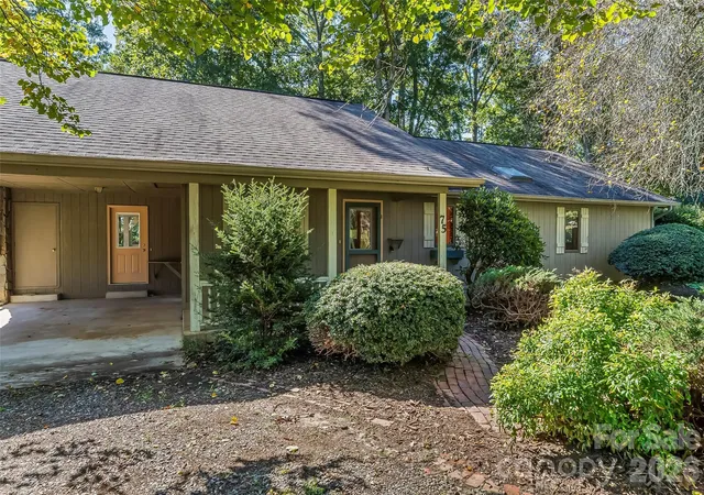 Photo 2 of Single family home for sale at 75 Bluebird Ln, Waynesville, NC 28785 | MLS# 4426045 | Listing updated on 2026-10-01