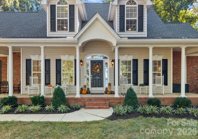 Photo 1 of Single family home for sale at 390 Robinson Rd, Mooresville, NC 28117 | MLS# 4426077 | Listing updated on 2026-09-26