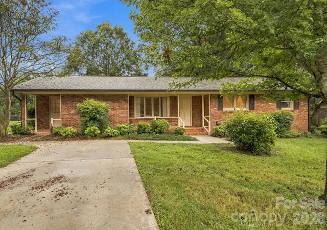 Photo 2 of Single family home for sale at 1536 Nottingham Dr, Newton, NC 28658 | MLS# 4426094 | Listing updated on 2026-09-24