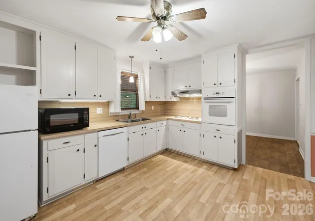 Photo 3 of Single family home for sale at 1536 Nottingham Dr, Newton, NC 28658 | MLS# 4426094 | Listing updated on 2026-09-24