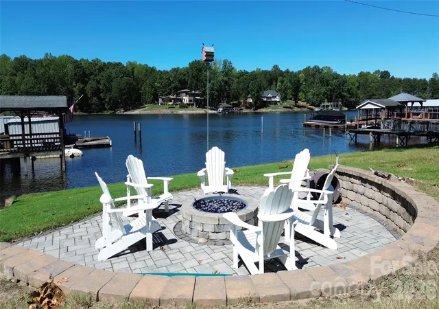 Photo 3 of Single family home for sale at 4935 Vagabond Ln, Sherrills Ford, NC 28673 | MLS# 4426102 | Listing updated on 2026-10-01