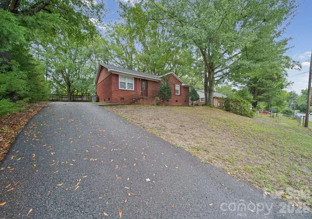 Photo 2 of Single family home for sale at 1435 Green Cir Dr, Gastonia, NC 28054 | MLS# 4426113 | Listing updated on 2026-09-26