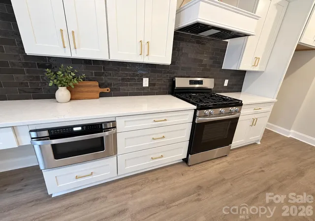 Photo 2 of Single family home for sale at 552 Carolyn Ln, Charlotte, NC 28213 | MLS# 4426145 | Listing updated on 2026-10-01