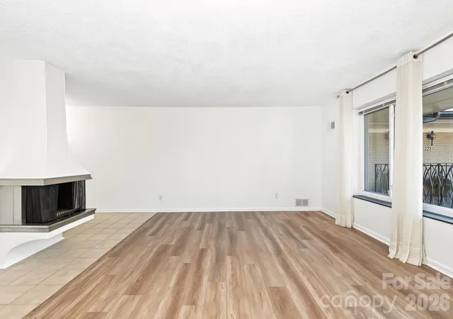 Photo 4 of Condo for sale at 3010 Crosby Rd #224, Charlotte, NC 28211 | MLS# 4426146 | Listing updated on 2026-09-19