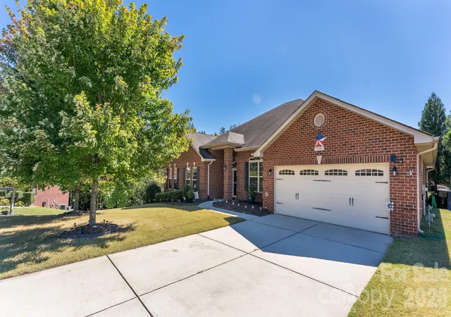 Photo 3 of Single family home for sale at 2581 Flintshire Ln, Gastonia, NC 28056 | MLS# 4426168 | Listing updated on 2026-10-02