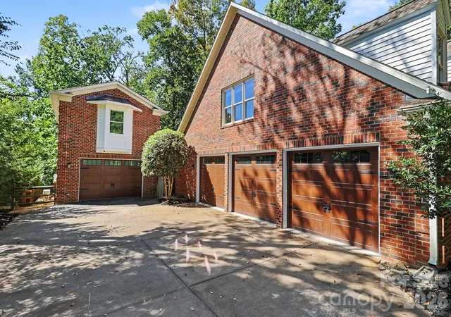 Photo 3 of Single family home for sale at 4320 Town And Country Dr, Charlotte, NC 28226 | MLS# 4426173 | Listing updated on 2026-10-12