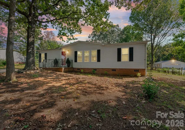 Photo 3 of Single family home for sale at 121 Regatta Ln, Mooresville, NC 28115 | MLS# 4426192 | Listing updated on 2026-09-23