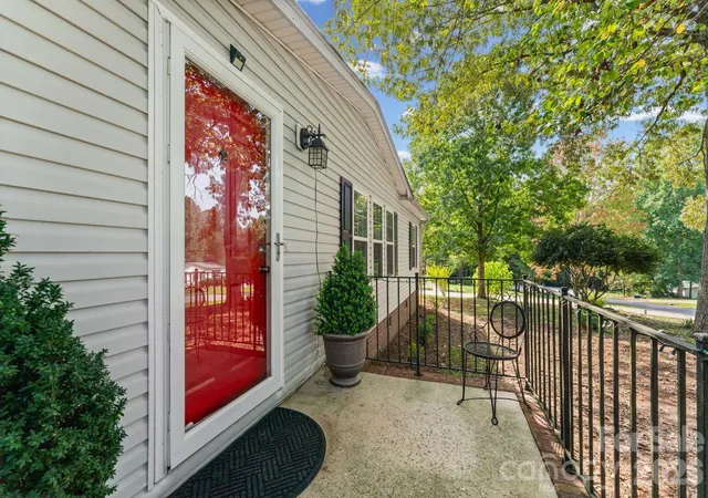 Photo 3 of Single family home for sale at 121 Regatta Ln, Mooresville, NC 28115 | MLS# 4426192 | Listing updated on 2026-09-23