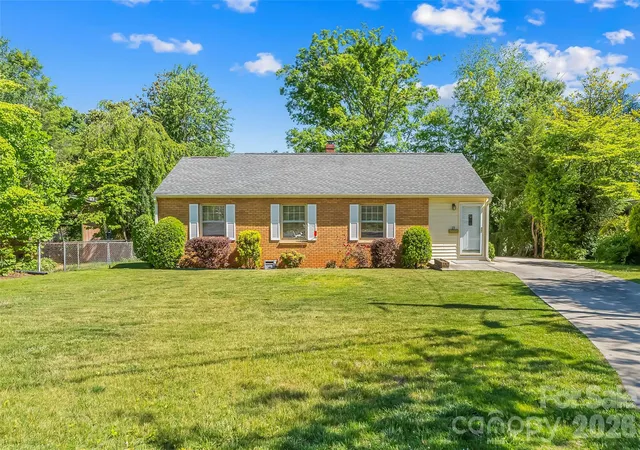 Photo 3 of Single family home for sale at 19 Wilburn Rd, Asheville, NC 28806 | MLS# 4426206 | Listing updated on 2026-09-19