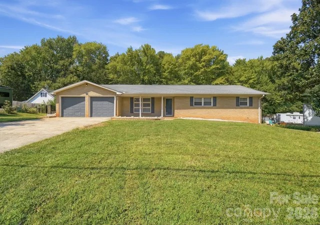 Photo 2 of Single family home for sale at 213 Lakeview Dr, Harrisburg, NC 28075 | MLS# 4426223 | Listing updated on 2026-10-02