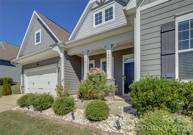 Photo 3 of Single family home for sale at 10025 St Kitts Landing Ln, Charlotte, NC 28278 | MLS# 4426225 | Listing updated on 2026-10-01