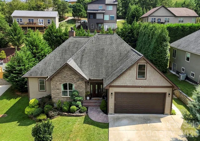 Photo 1 of Single family home for sale at 9 Pondberry Ct, Asheville, NC 28806 | MLS# 4426242 | Listing updated on 2026-10-03