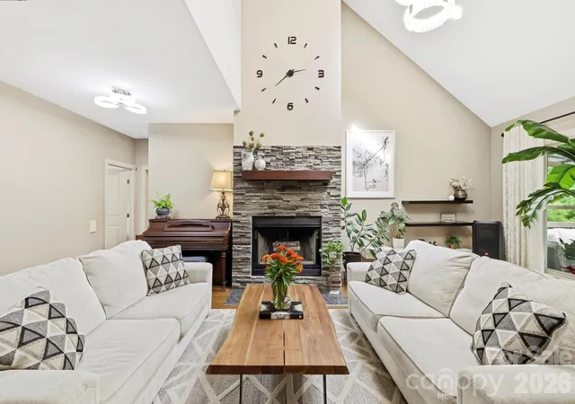 Photo 3 of Single family home for sale at 9 Pondberry Ct, Asheville, NC 28806 | MLS# 4426242 | Listing updated on 2026-10-03