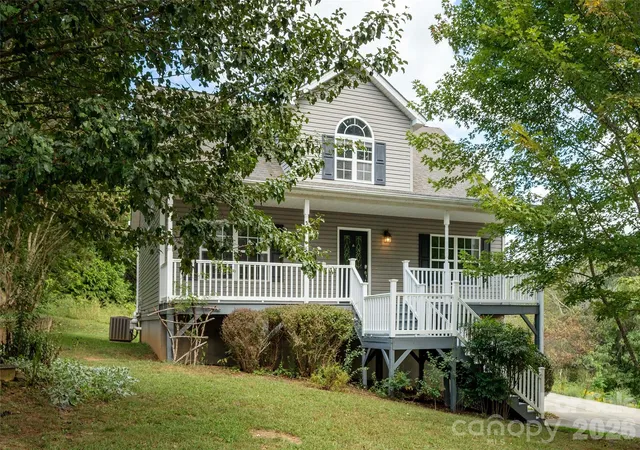 Photo 2 of Single family home for sale at 44 Ridgeland Ln, Asheville, NC 28805 | MLS# 4426245 | Listing updated on 2026-10-02