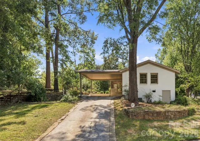 Photo 3 of Sale Pending at 1400 Lynhurst Dr, Gastonia, NC 28054 | MLS# 4426246 | Listing updated on 2026-09-27