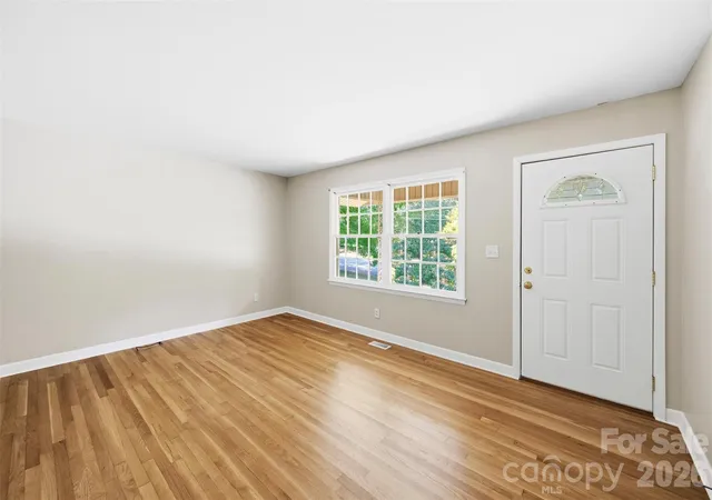 Photo 4 of Sale Pending at 1400 Lynhurst Dr, Gastonia, NC 28054 | MLS# 4426246 | Listing updated on 2026-09-27