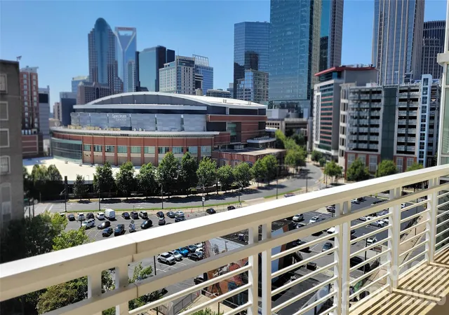 Listing Photo 2 - Condo for sale in building located at 505 6Th St, Charlotte, NC 28202 - Unit #1006
