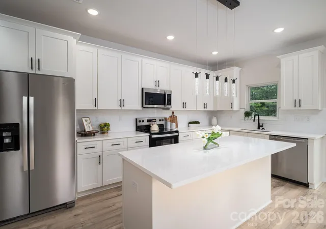 Photo 2 of Single family home for sale at 1531 9th Street Ln Nw, Hickory, NC 28601 | MLS# 4426301 | Listing updated on 2026-10-29