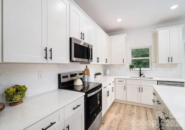 Photo 3 of Single family home for sale at 1531 9th Street Ln NW, Hickory, NC 28601 | MLS# 4426301 | Listing updated on 2026-10-29