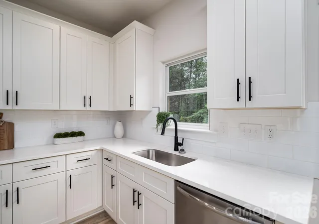 Photo 4 of Single family home for sale at 1531 9th Street Ln NW, Hickory, NC 28601 | MLS# 4426301 | Listing updated on 2026-10-29