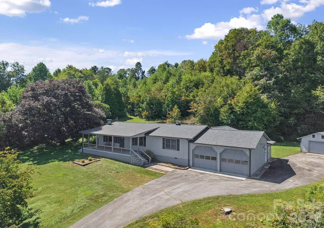 Photo 2 of Single family home for sale at 727 E Lyda Rd, Hendersonville, NC 28792 | MLS# 4426316 | Listing updated on 2026-09-27
