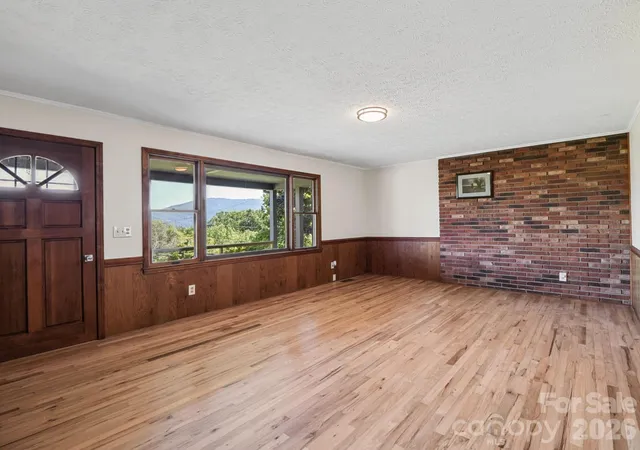 Photo 3 of Single family home for sale at 727 E Lyda Rd, Hendersonville, NC 28792 | MLS# 4426316 | Listing updated on 2026-09-27