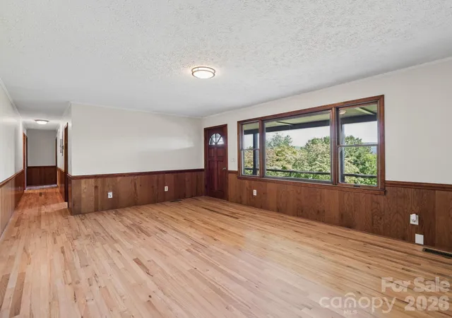 Photo 3 of Single family home for sale at 727 E Lyda Rd, Hendersonville, NC 28792 | MLS# 4426316 | Listing updated on 2026-09-27