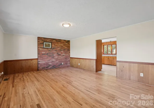 Photo 4 of Single family home for sale at 727 E Lyda Rd, Hendersonville, NC 28792 | MLS# 4426316 | Listing updated on 2026-09-27