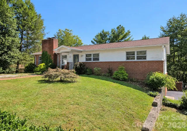 Photo 1 of Single family home for sale at 414 Heather Cir, Hendersonville, NC 28739 | MLS# 4426318 | Listing updated on 2026-09-26