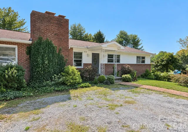 Photo 2 of Single family home for sale at 414 Heather Cir, Hendersonville, NC 28739 | MLS# 4426318 | Listing updated on 2026-09-26