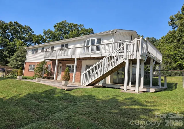 Photo 3 of Single family home for sale at 414 Heather Cir, Hendersonville, NC 28739 | MLS# 4426318 | Listing updated on 2026-09-26
