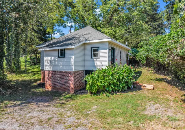 Photo 3 of Single family home for sale at 795 W Tate St, Marion, NC 28752 | MLS# 4426347 | Listing updated on 2026-09-28