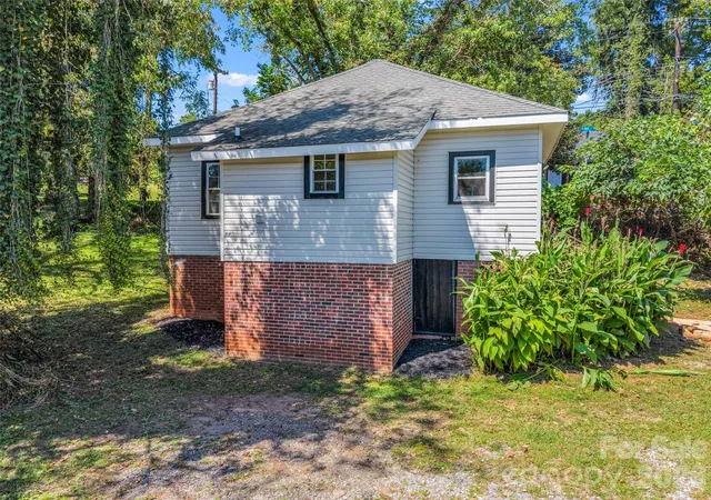 Photo 3 of Single family home for sale at 795 W Tate St, Marion, NC 28752 | MLS# 4426347 | Listing updated on 2026-09-28