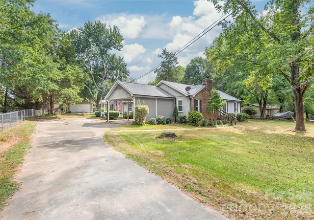 Photo 1 of Single family home for sale at 1011 Robin Ln, Rock Hill, SC 29730 | MLS# 4426360 | Listing updated on 2026-09-24
